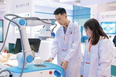能手術、會艾灸 人工智能醫療機器人亮相成都，引領智能醫療新浪潮