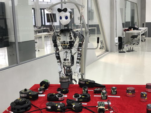 云端機器人研發中心 上海大學與企業攜手，破解數百機器人協同作業的指揮難題